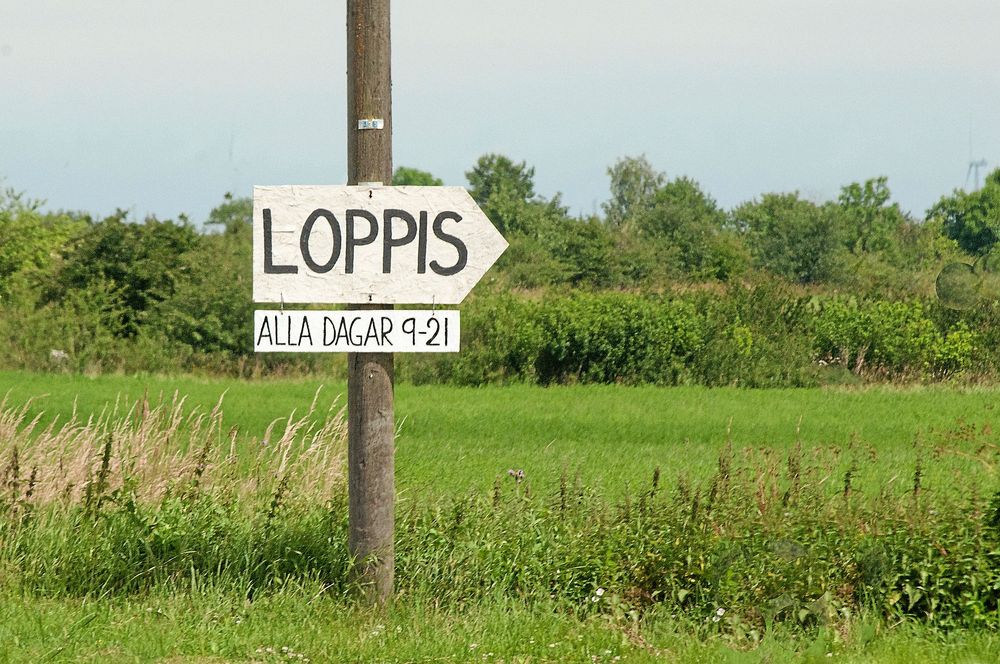 Privat reklamskylt på en mindre väg. På småvägar kan ibland sådan skyltar bli kvar längre. Trafikverket och kommunen prioriterar hårt trafikerade vägar.