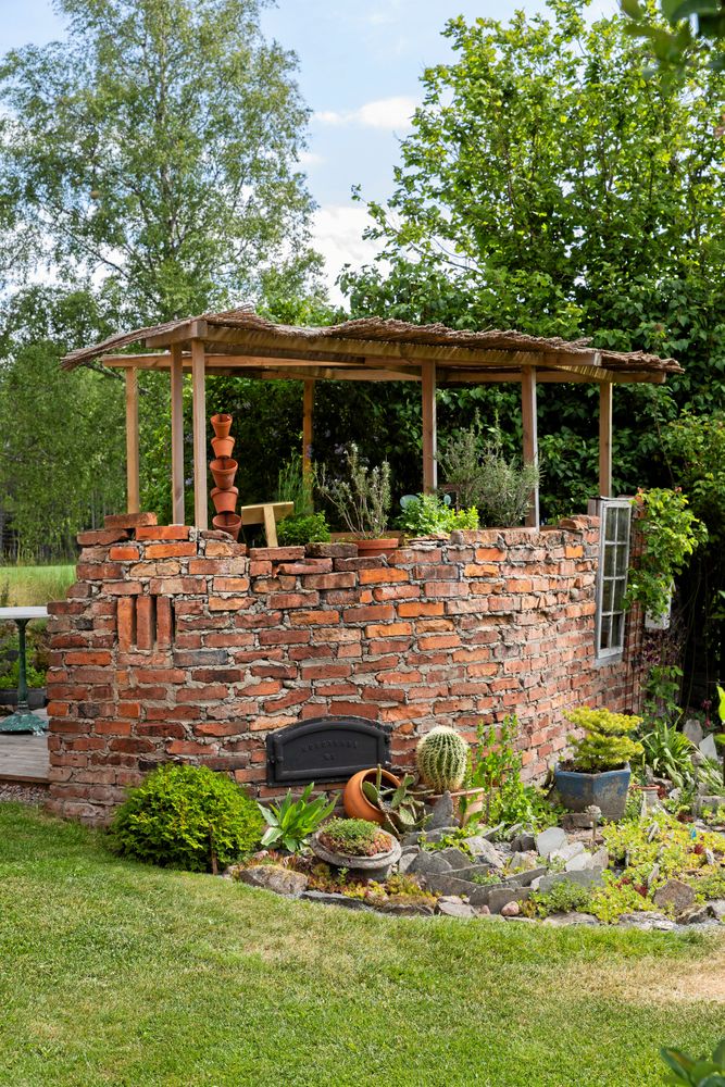 Skifferplattor och tegel bildar ett värmemagasin, där värmeälskande växter och fjärilar trivs lika bra i rabatten.