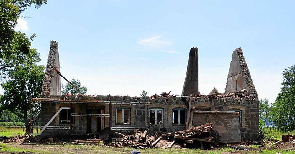 Gavlarna stod fortfarande upp efter rivningen av taket på Bellevue.