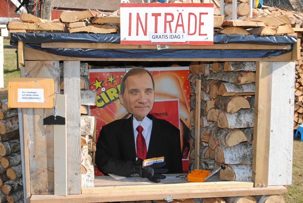 Stefan Löfven tar emot besökarna i biljettluckan. Det är frivilligt att betala inträde och pengarna går till Barncancerfonden.