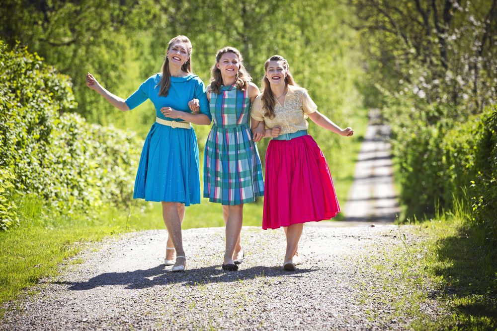 Systrarna Emelie, Josefine och Maria Hebbe i sin mormors gamla klänningar.