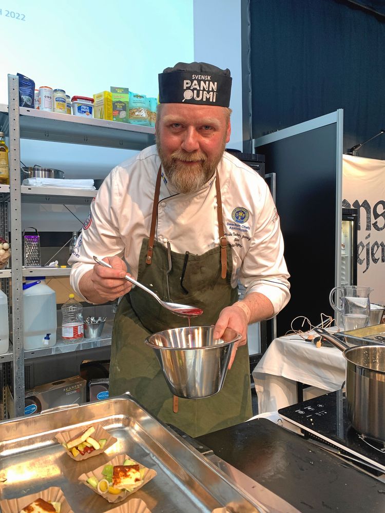 Kocken Anders Tegnér lagade mat med pannoumi, en ny ost från Skånemejerier. Många ville smaka!