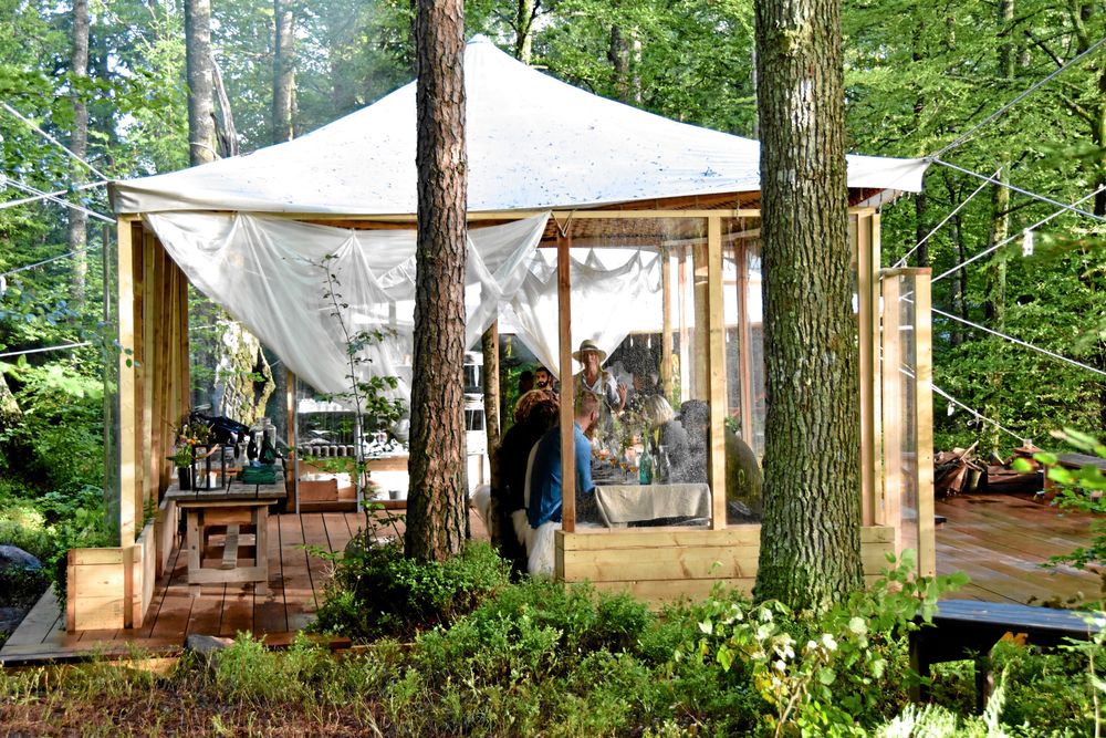 Skogsrestaurang. Mette presenterar menyn, som bestämts samma dag, för kvällens gäster.