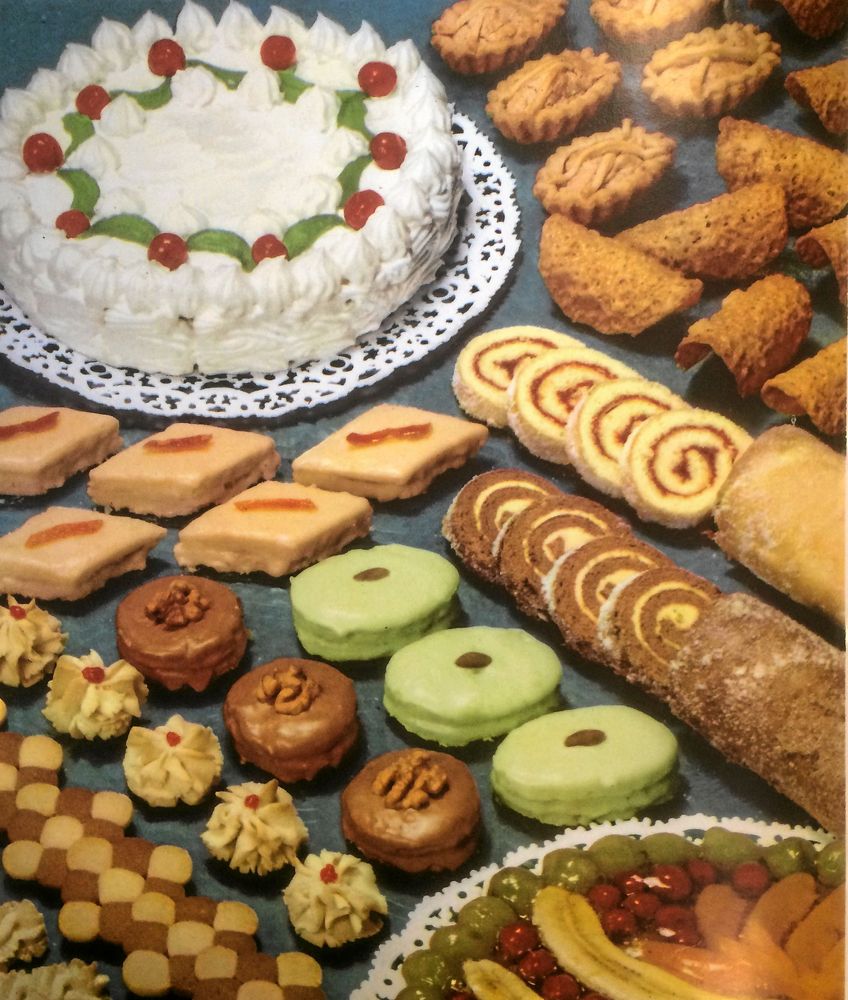 Kongresser och polynéer , strassburgare och schackrutor. När hela Sverige bakade för 50 år sedan var det inget kladd. Till och med spritsandet av gräddtårtan var gjort enligt schema. I Vår kokbok fanns hela 20 olika diagram över tårtgarneringar att välja mellan.