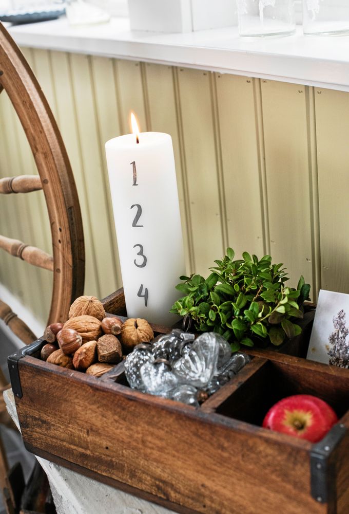 Bodil gillar naturpynt som nötter, lingonris och juläpplen.