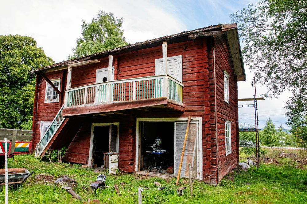 Kanske blir det gästrum och en gårdsbutik i den gamla bagarstugan när den är färdigrenoverad.