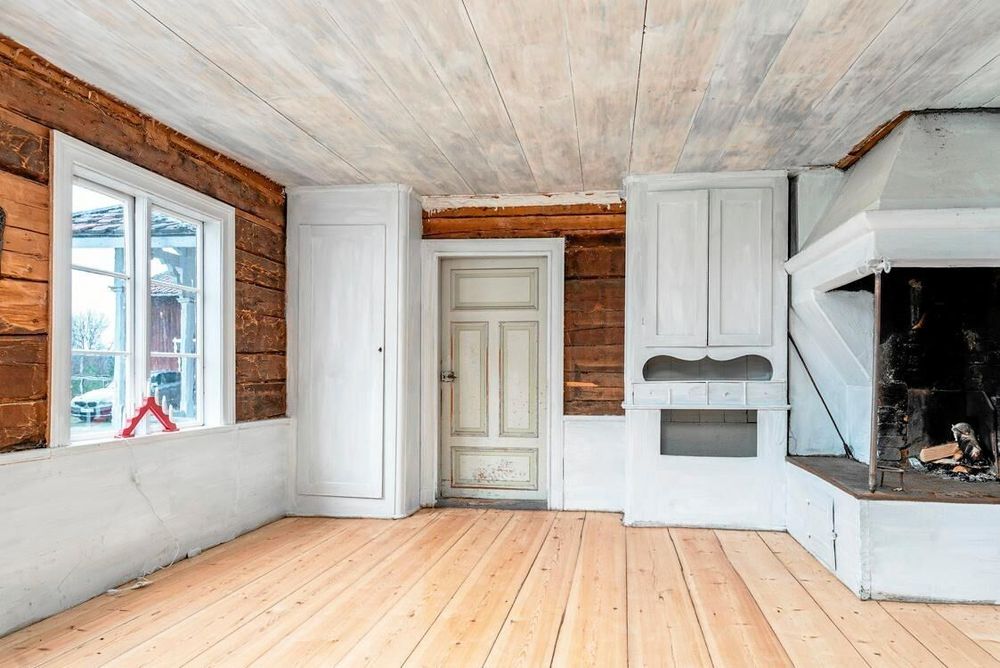 I gårdshuset finns en öppen spis, två rum och ett äldre kök.