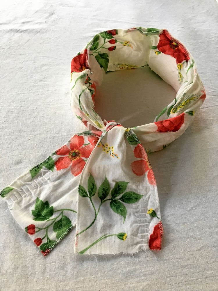 Den fyllda delen räcker runt nacken medan resten blir knytband.