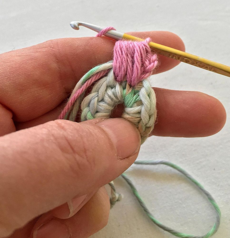 Dags för luftmaskorna högst på bladet. Trådändarna får löpa med och fästs automatiskt när bladen virkas.