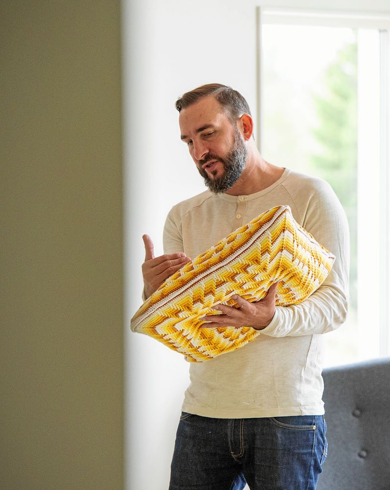 Tekniken Navajo Tears virkas fram och tillbaka. I Martins tappning tvärvänder raderna i 90 grader och bildar en fyrkant.