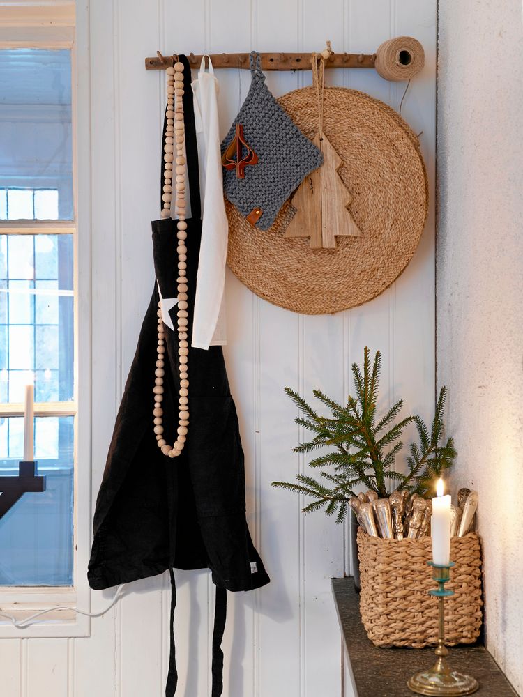 Diskreta inslag av jul syns på många platser i villan.