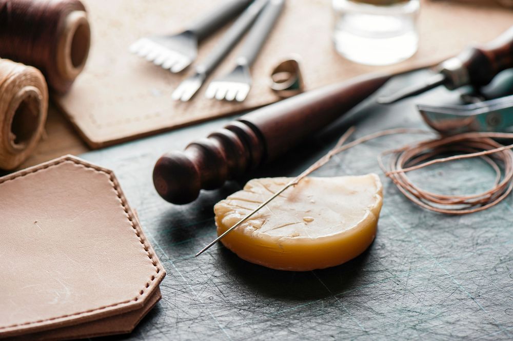 Bivax är oumbärligt när du syr för hand, särskiltnär materialen är tjocka.