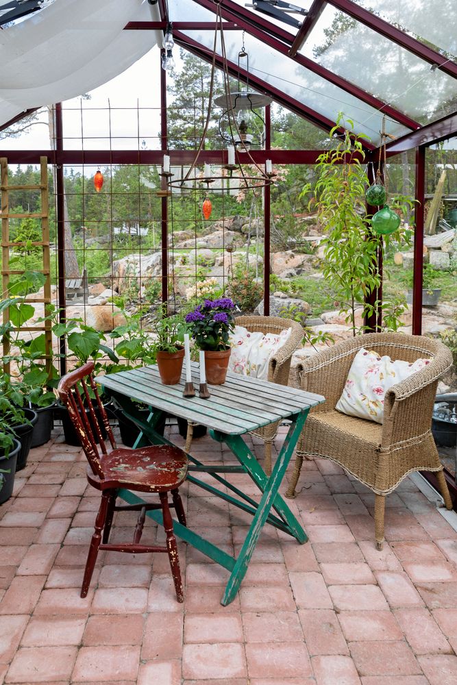 En gammal dröm gick i uppfyllelse när Paula i fjol fick ett växthus i present. Det används både för odling och för att dricka morgonkaffet i.