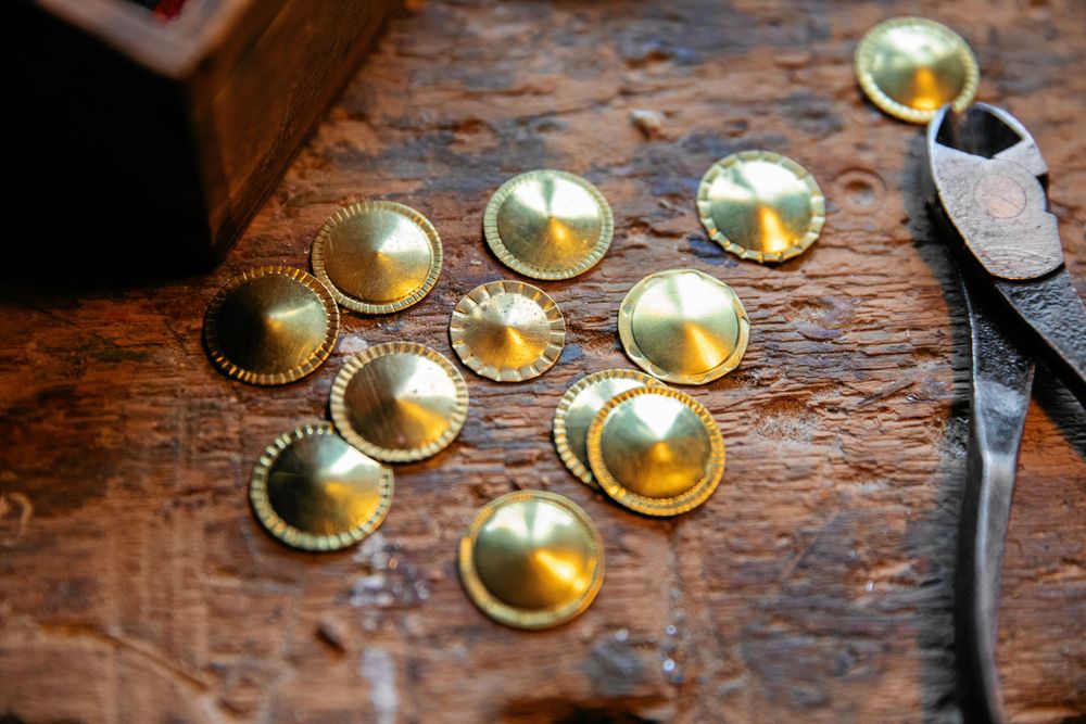 Blänkande knappar med olika mönster för olika dräkter.