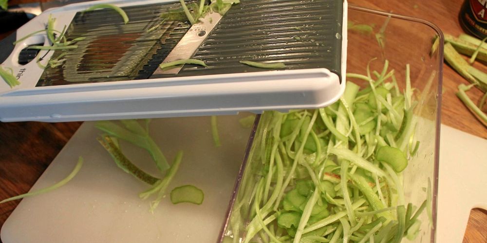 Lägg dina strimlade eller skivade rabarber under press med salt, precis som man gör med pressgurka.