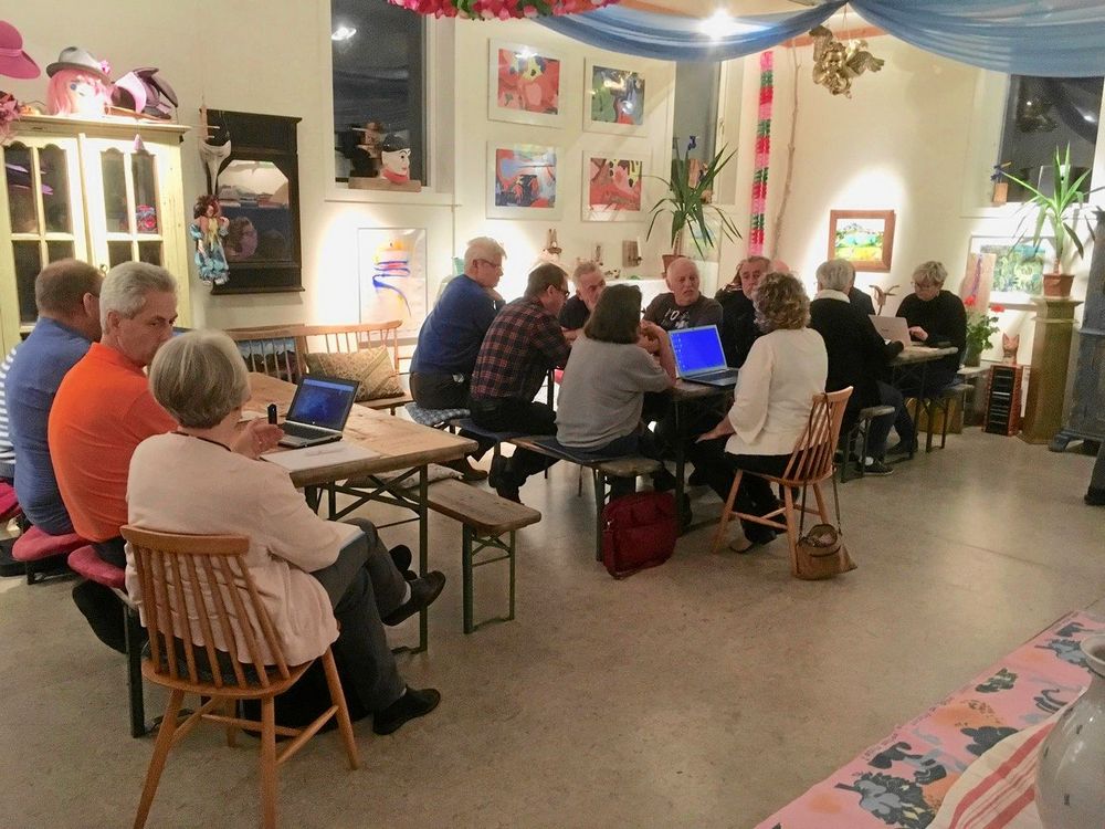 En studiegrupp håller till i ladugården.