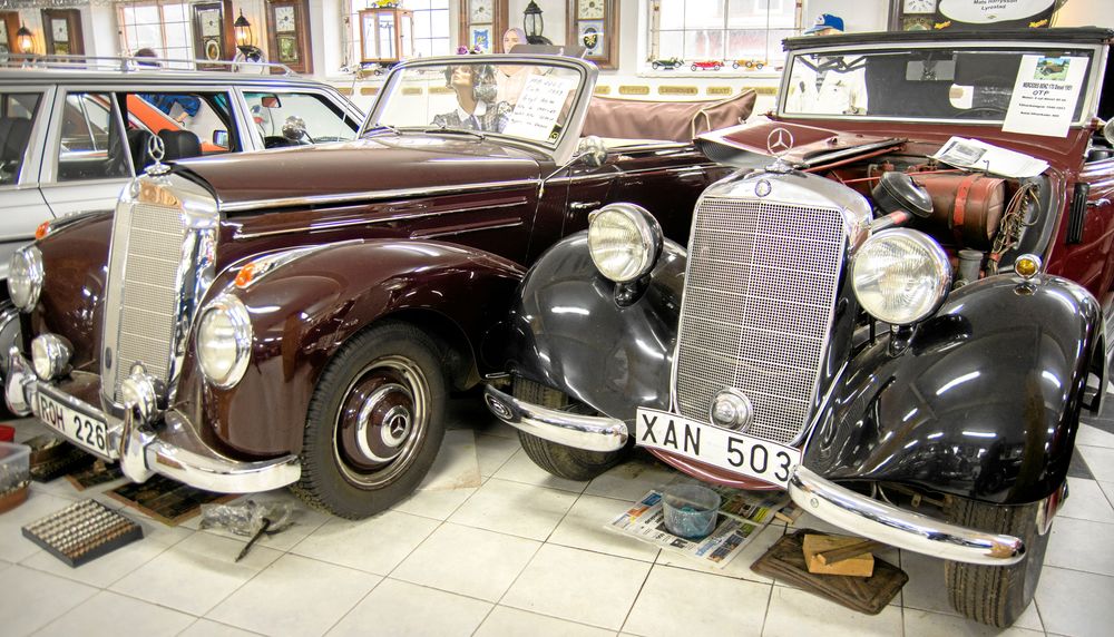 Två rariteter, en rödbrun Mercedes Benz 220 S cabriolet, årsmodell 1953 och en svarta Mercedes Benz 170, årsmodell 1951.