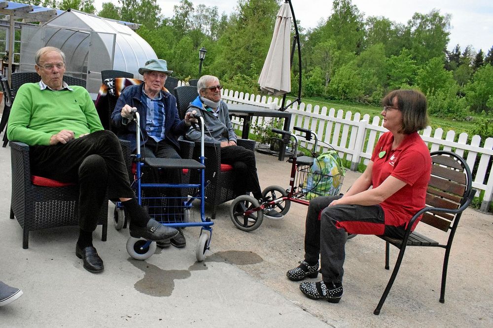 Lennart Nilsson, Arne Kjellson och Åke Bengtsson kopplar av tillsammans med Marie Svensson.