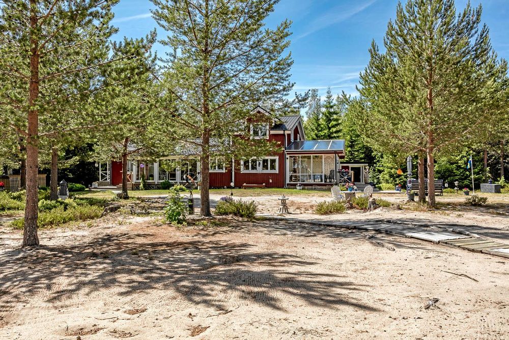 Rymligt hus på 125 kvadratmeter och 5 rum och kök ingår – plus ett gästhus.