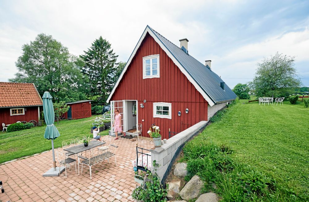 Backstugas ena vägg är ingrävd i backen, vilket både ger huset värme respektive svalka från jorden. Och skafferiet i den tillbyggda delen mot backen får naturligt kyla.