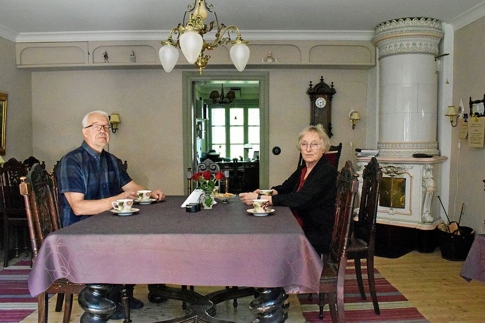 Paret Larson bor själva i ett av husen på gården.