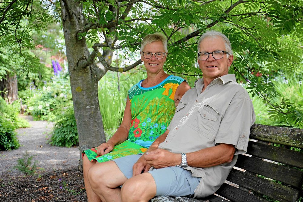 Skugga en stund. Eva och Lennart Johansson vilar en stund i den svala bakre delen av trädgården.