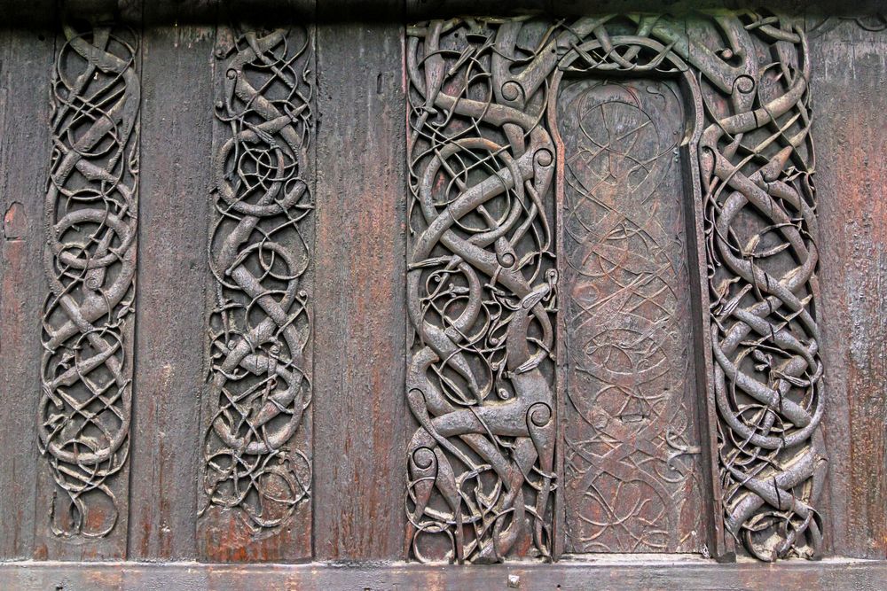 Träväggen på Urnes stavkyrka med vikingamönster.