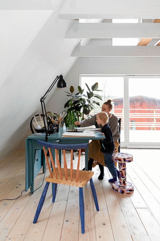 Lina och sonen Gunnar målar akvarell. När familjen växte blev Linas ateljé sovrum. A-framehuset ger nya möjligheter.