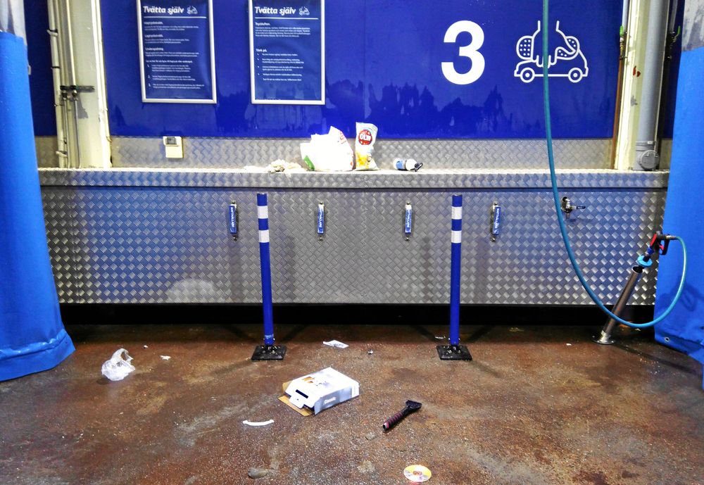 Att plocka upp skräp efter sig i bilhallen är hänsynsfullt mot dem som kommer efter.