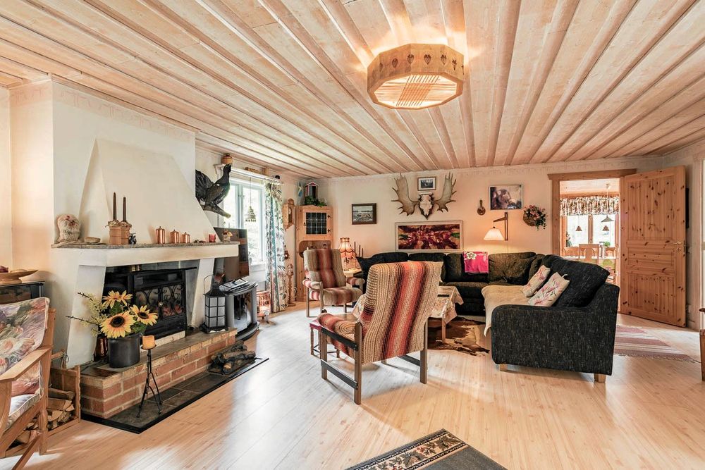 Gott om plats inne i bostadshuset, till exempel vid den öppna spisen.