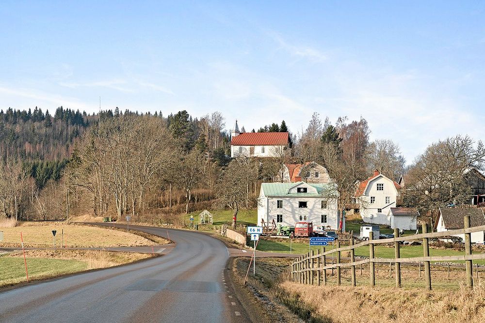 Från kyrkan kan du spana ner på samhället.
