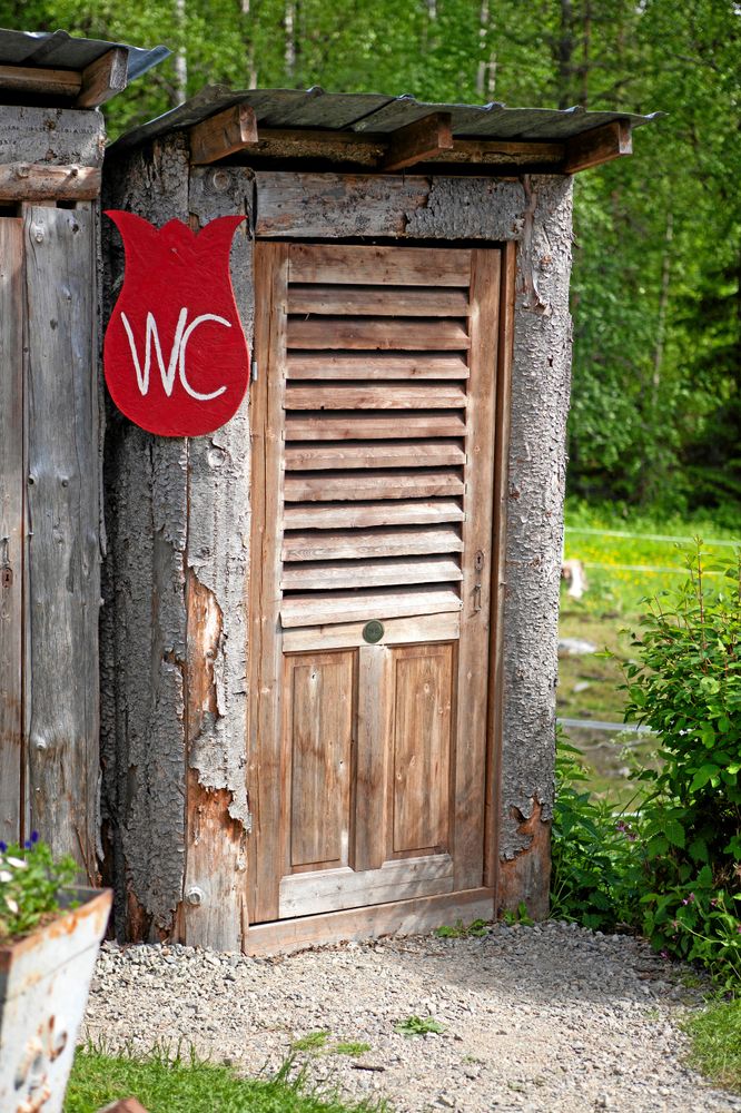 Självklart har även skylten till gästtoaletten gjorts i form av en tulpan.