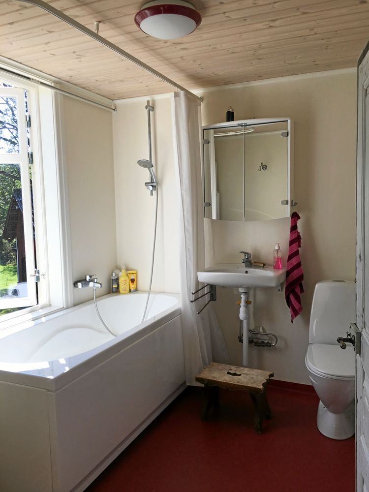 Familjen är mycket nöjd med badkaret i badrummet på övervåningen där de kan ligga och titta ut över sjön och stjärnhimlen. ”Vi såg till att få kranen på ytterväggen trots att det inte är brukligt så att man kan ligga bekvämt.”