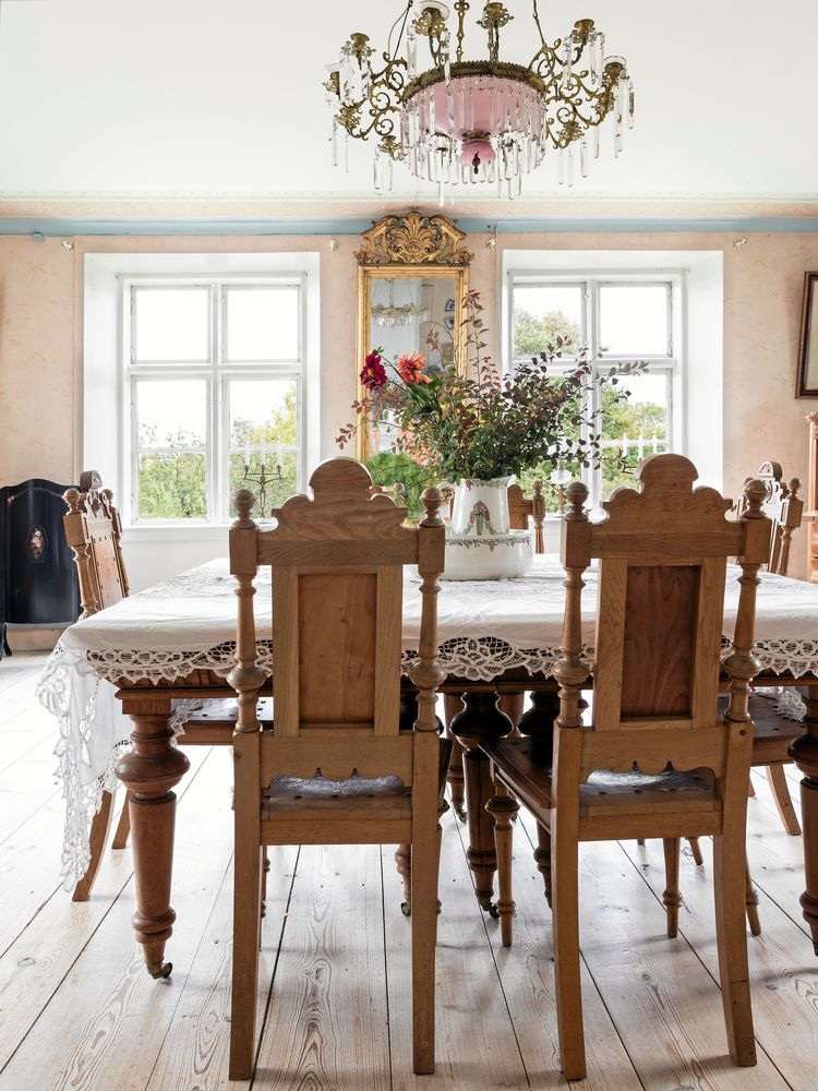 Salen på övervåningen är ljus och vacker. Här samlas familjen gärna till fest på sommaren.