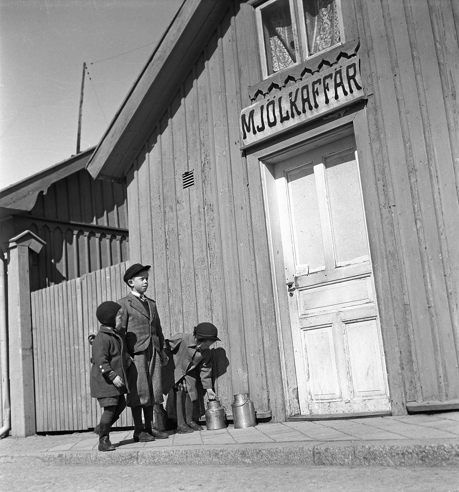 Kunderna tog med sina egna kärl och flaskor för att köpa till exempel mjölk i lösvikt. Bilden ur ett reportage från Hjo. (1942)