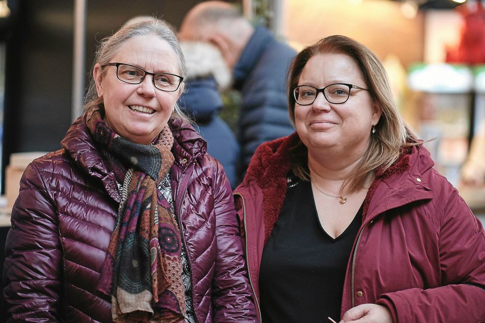 Väninnorna Anneli Mannström och Mari Carlquist hade gjort en trevlig fredagsutflykt av festivalen. ”Det gäller att ha någon att äta ost med annars blir den gammal. Här finns ett bra urval och det blir en kul grej att prova många olika. Falbygdens mellanlagrade var riktigt god”, säger de.