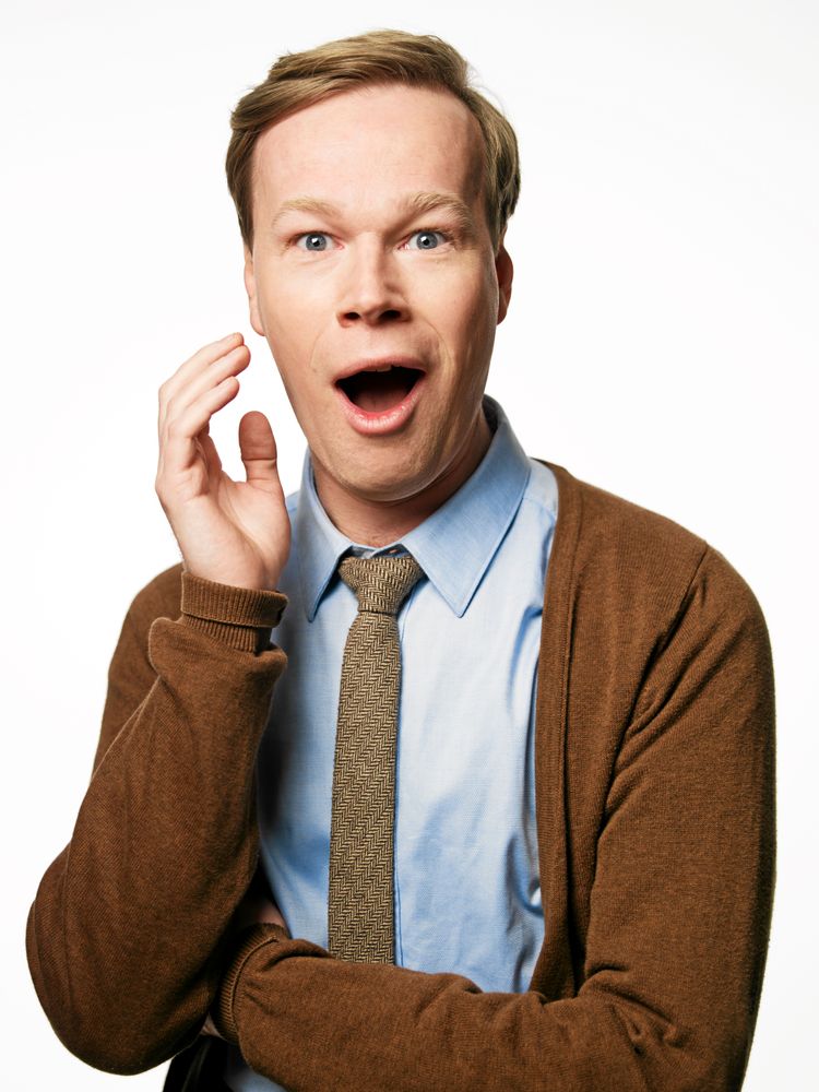 Johan har publiken i sitt grepp med sin mimik och träffsäkra timing.