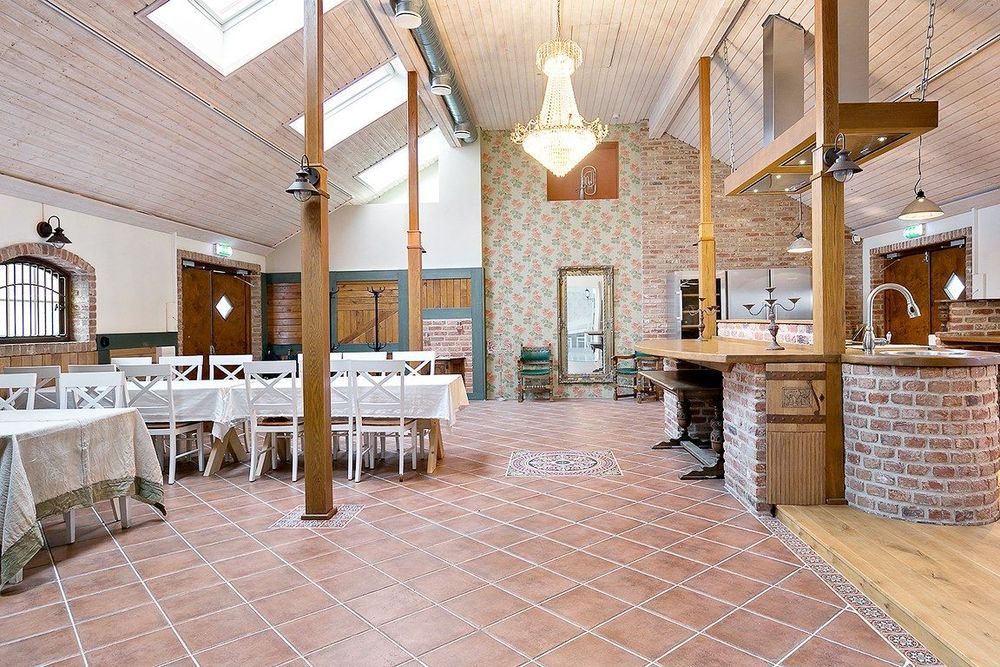 I restaurangdelen är det öppna inbjudande ytor som gäller.