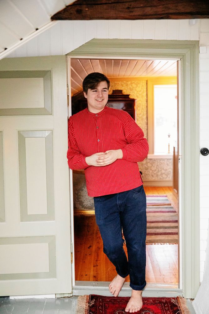 Joar älskar att bevara det ojämna och ursprungliga i husets golv och väggar.