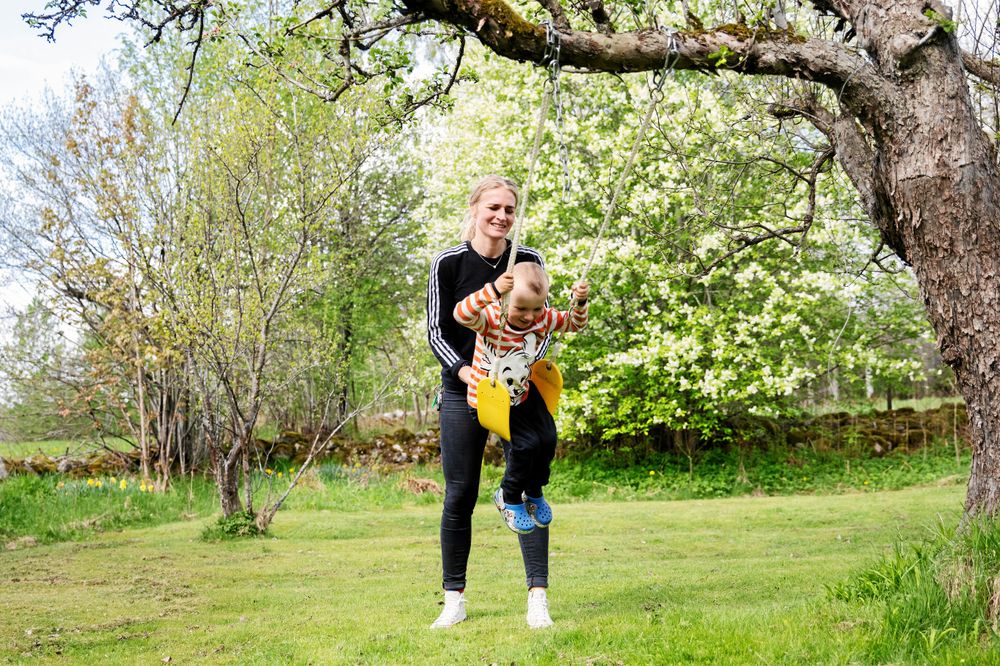 Sandra är glad över att sonen Hector får växa upp på landsbygden, i samma trakt som hon själv.