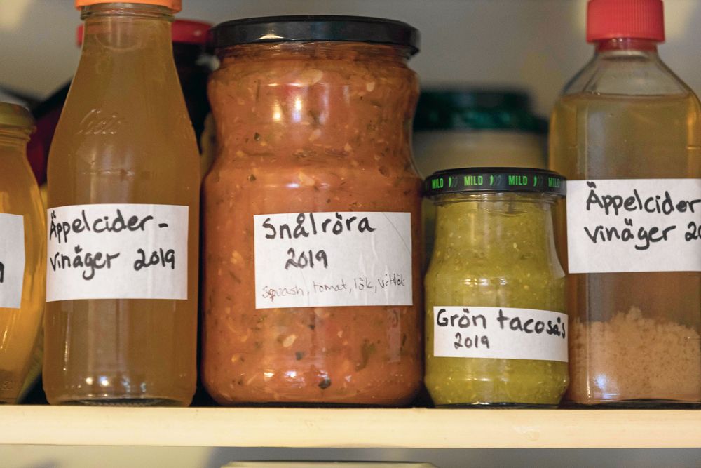 Christins egna konserver, som ”Snålröran”, håller nere matkostnaderna till fem kronor per portion i snitt.