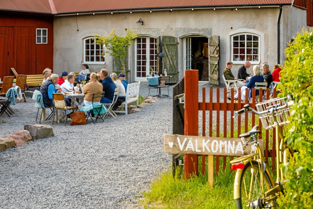 Populärt. På gårdsplanen utanför den ombyggda ladan finns många sittplatser som oftast är fullsatta.