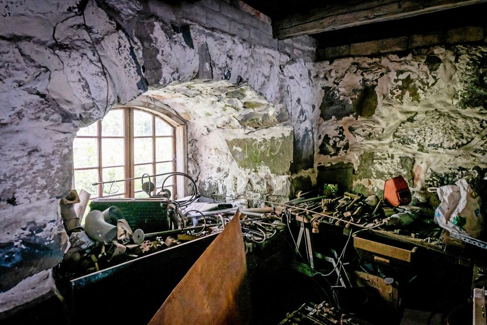 Kvarnen har murar av kalksandsten, panelfasader och tätspröjsade fönster.