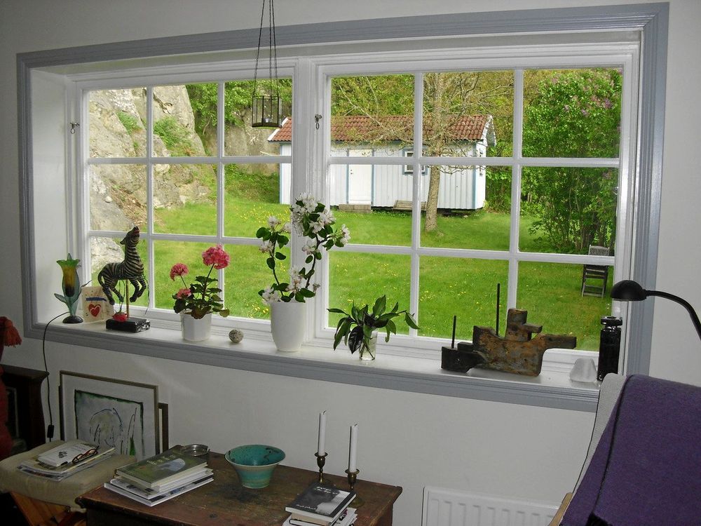 Det här fönstret skulle en granne köra till tippen. Snickare skar ut ett större hål i väggen och satte in grannens fönster i stället för de två små Ulla hade. ”Plötsligt fick jag ett rum av den lilla, mörka storstugan, där jag tidigare aldrig uppehållit mig.”