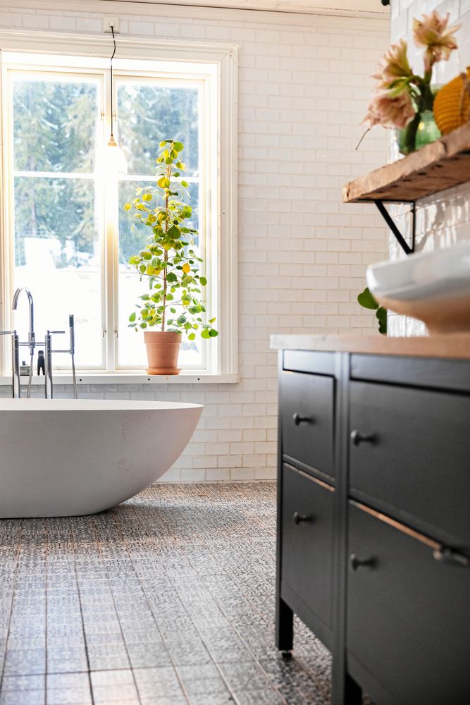 Badrummet är 20 kvadratmeter stort med Marocko-inspirerade blå golvklinkers.