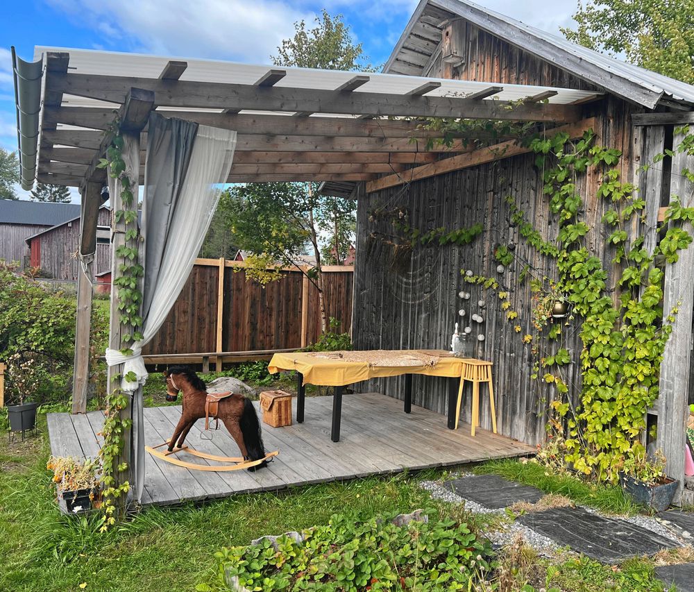 Familjens uteplats som Emil byggde på baksidan av uthuset, där de kan se ut över nejden och inte behöver stressas av att se gårdens hus och allt jobb som krävs.