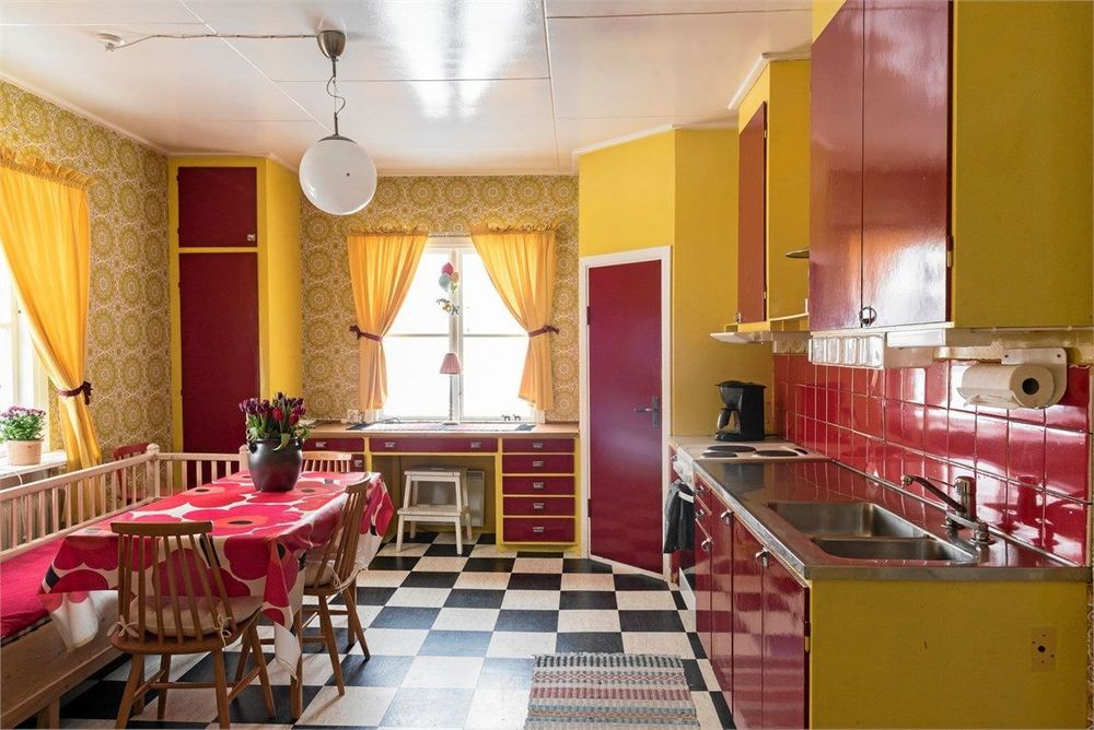 Köket är en riktig smällkaramell i knallrött och gult.