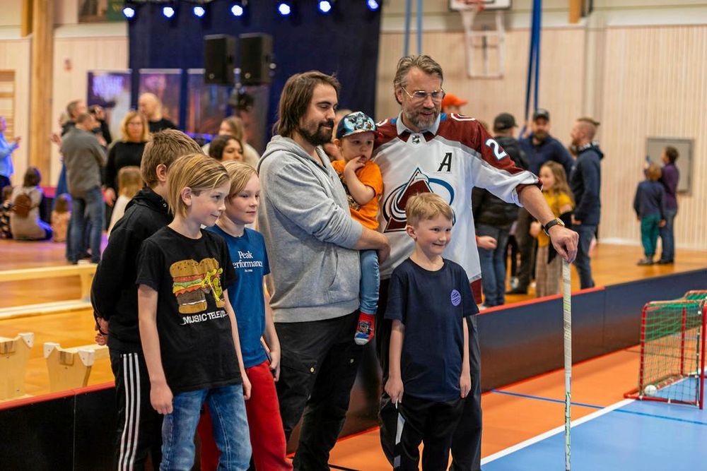 Före detta ishockeyspelaren Peter "Foppa" Forsberg var med på invigningen och har också varit med och finansierat delar av allaktivitetshuset.