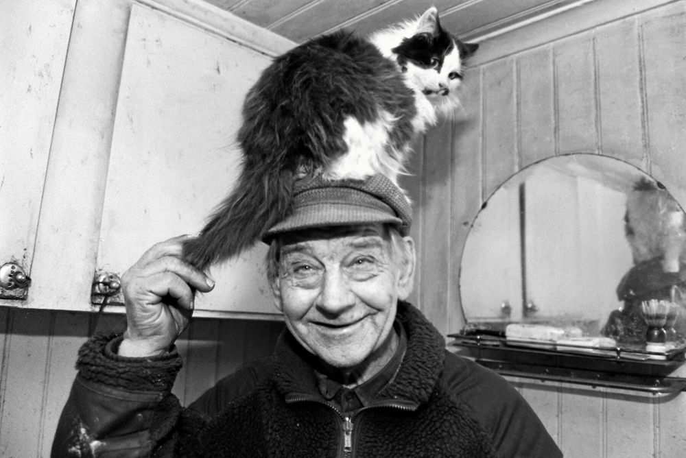 Otto Hjelm var stor djurvän och såväl katter som baggar och näbbmöss fann en fristad i hans hus. Människor var han mindre intresserad av, liksom av att bada. Foto Robban Andersson