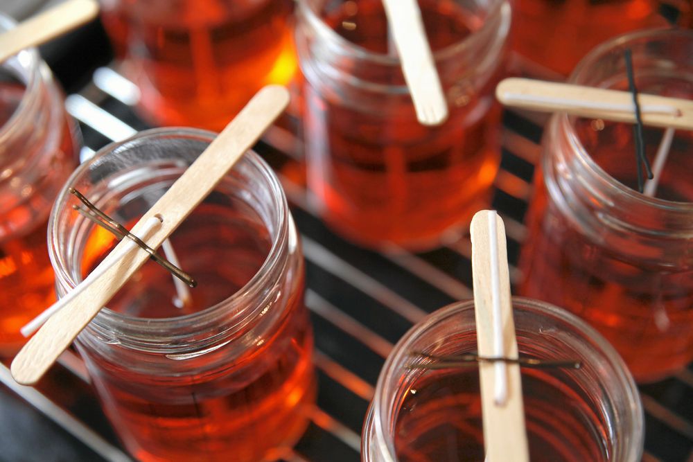 Nya ljus i gamla skruvlocksburkar.